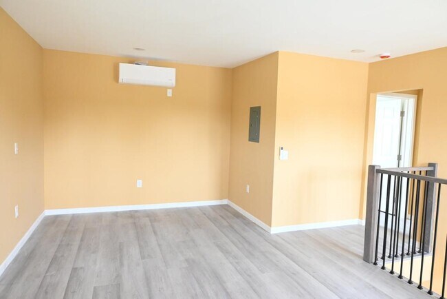 Building Photo - 10701 1/2 Doty Ave