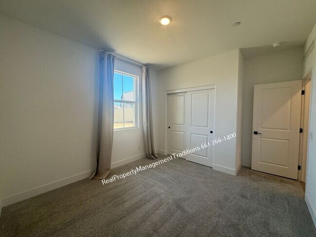 Building Photo - Modern Spacious 3 + 3 + Flex room