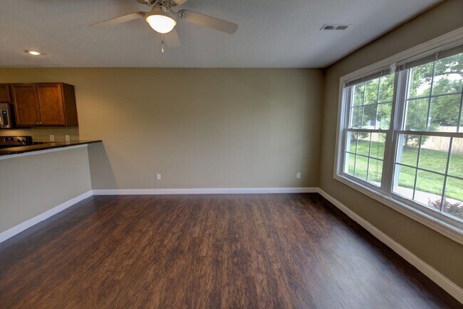 Building Photo - Gorgeous 3 Bedroom Townhome