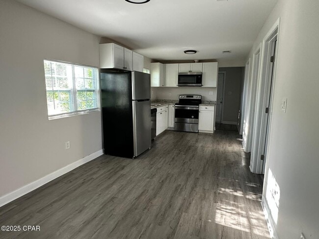 Building Photo - 619 E 8th Pl