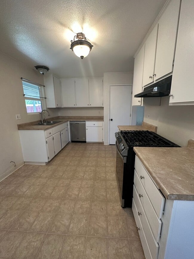 Building Photo - Cute well maintained home, convenient Anderson location