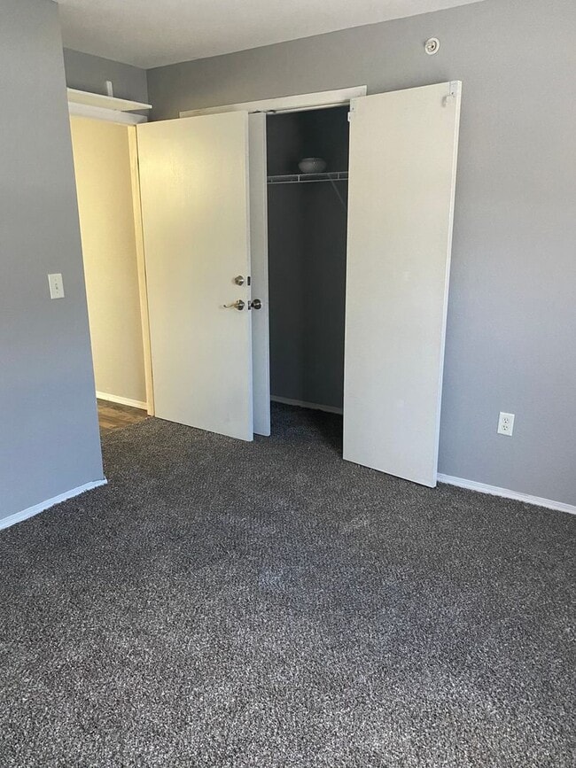 Building Photo - 3 bedroom/2 bath condo unit