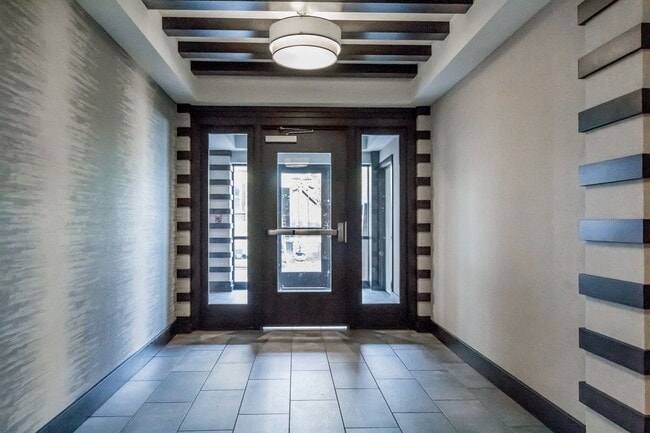 Building Photo - 1BR/1BA - Beautiful Updated Condo in Downtown Portland