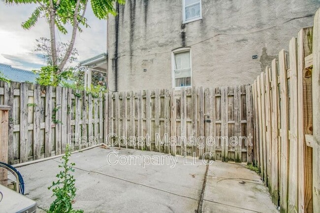 Building Photo - 402 E Lorraine Ave