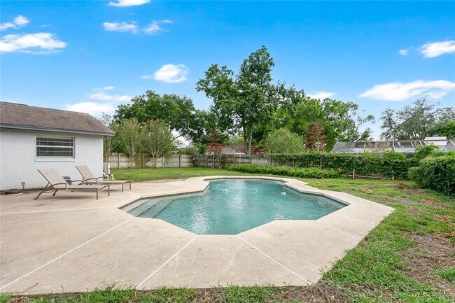 Building Photo - 8644 Sandberry Blvd