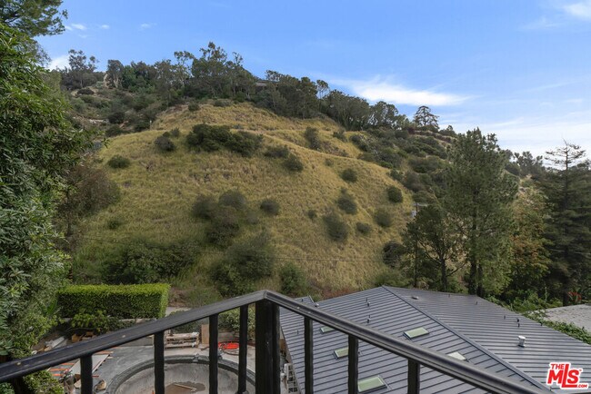 Building Photo - 10160 Cielo Dr