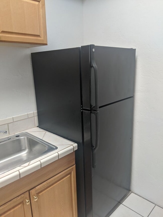 Building Photo - 1 Bedroom and 1 Bath Unit
