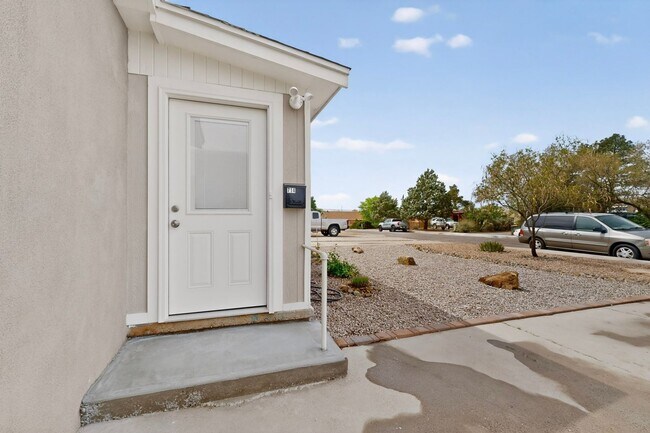 Building Photo - 714-714 Madison St NE