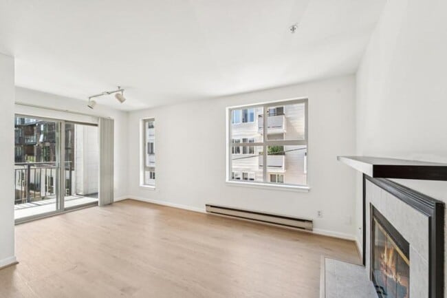 Building Photo - 2 bedroom in Seattle WA 98109