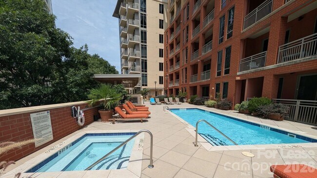 Building Photo - 701 Royal Ct