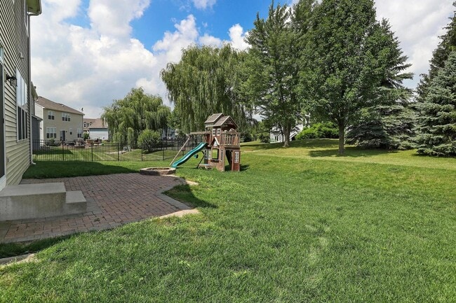 Building Photo - 643 Seneca St