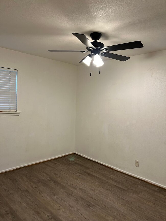 Building Photo - 1025 W Terry St