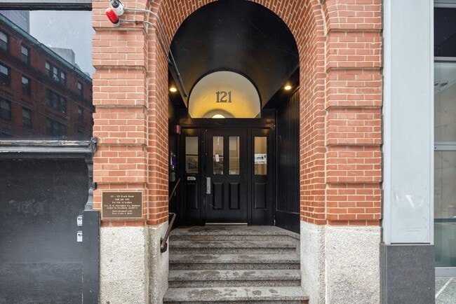 Building Photo - 121-123-123 Beach St