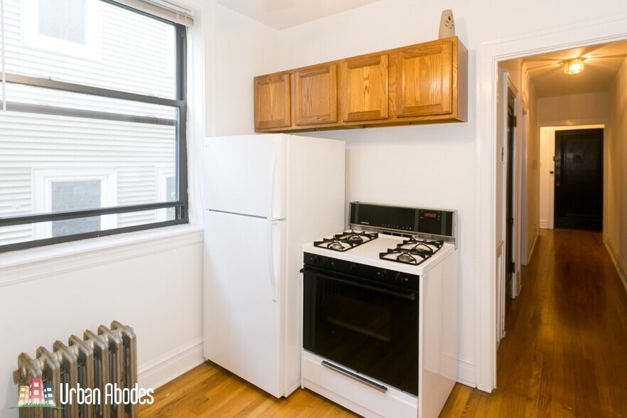 Building Photo - 1913 W Larchmont Ave