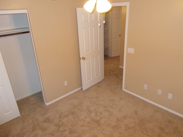 Building Photo - 7024 W Rose Ln