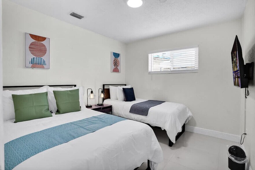 Building Photo - 6452 Custer St