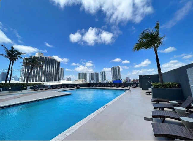Building Photo - 1750 N Bayshore Dr