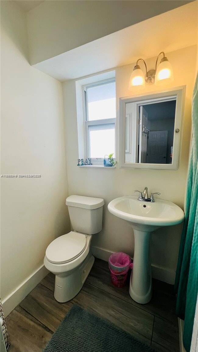 Building Photo - 911 N 14th Ave