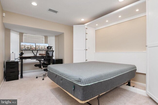Building Photo - 8961 Town Center Cir