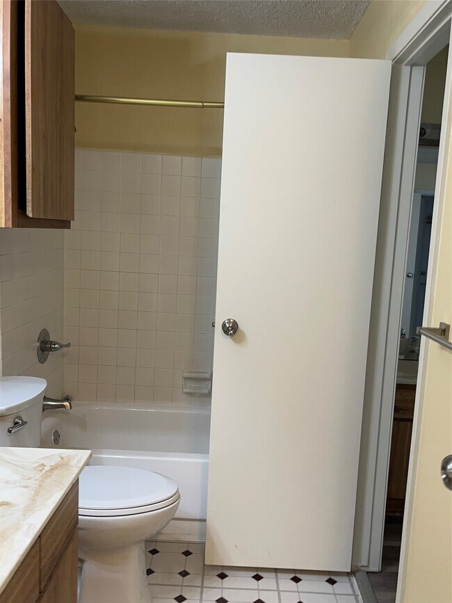 Building Photo - 3919 Fairmont Pkwy