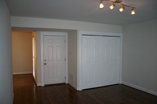 Building Photo - 246 White Bridge Pike