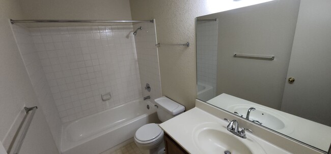Building Photo - Gorgeous 2BED/2BATH Condo nestled in a Roc...