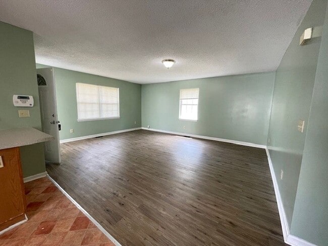 Building Photo - READY TO MOVE IN! 3 BEDS/2 BATHS!