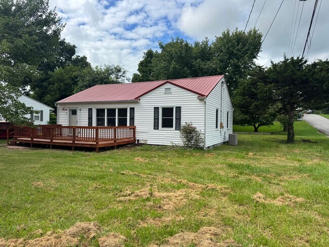Building Photo - 4 Bedroom 1 Bathroom Home Located in Greeneville, TN