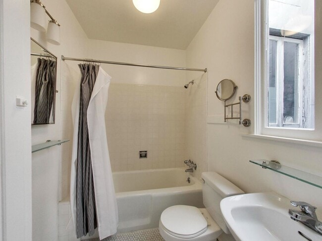 Building Photo - 2107 Pierce St