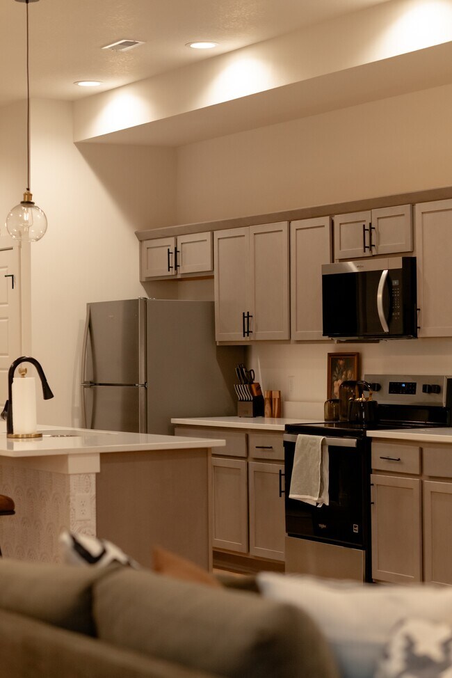 Building Photo - 1204 SW Franklin Dr