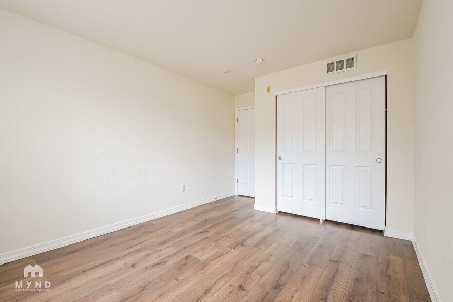 Building Photo - 805 Summer Hawk Dr