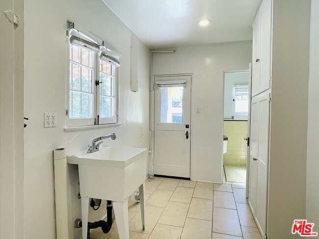 Building Photo - 203 N Doheny Dr