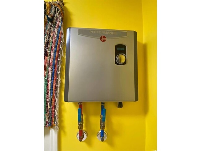 Tankless Hotwater Heater - 400 Meadowbrook Dr