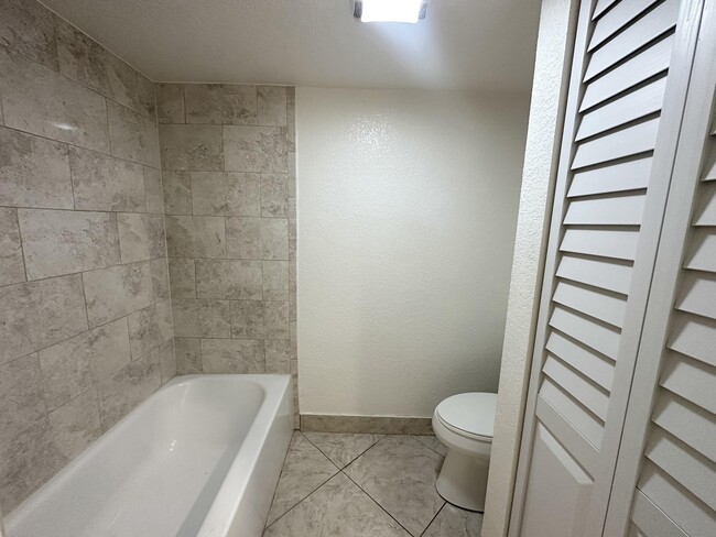 Building Photo - 208 Lake Arbor Dr