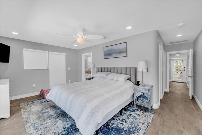 Building Photo - 2005 N Riverside Dr