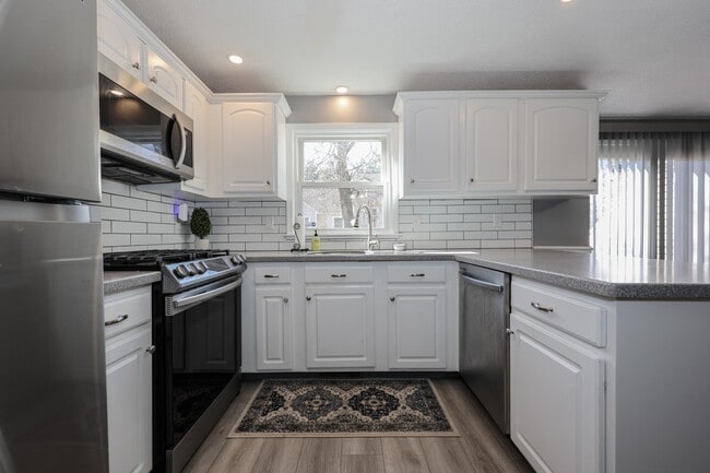 Building Photo - 5 Gleneagle Dr