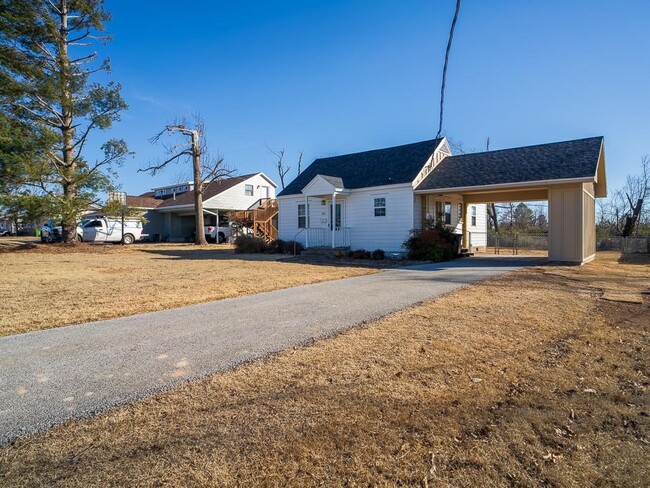 Building Photo - 1702 W Cypress St