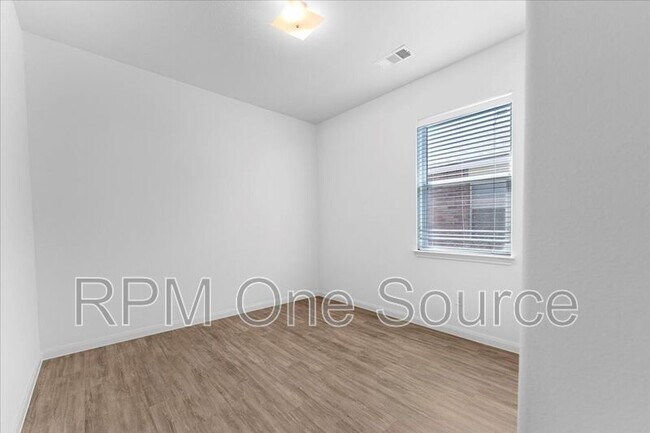 Building Photo - 113 Oriole Dr