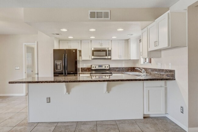 Building Photo - Upgraded 2 bedroom 2 bath upstairs condo