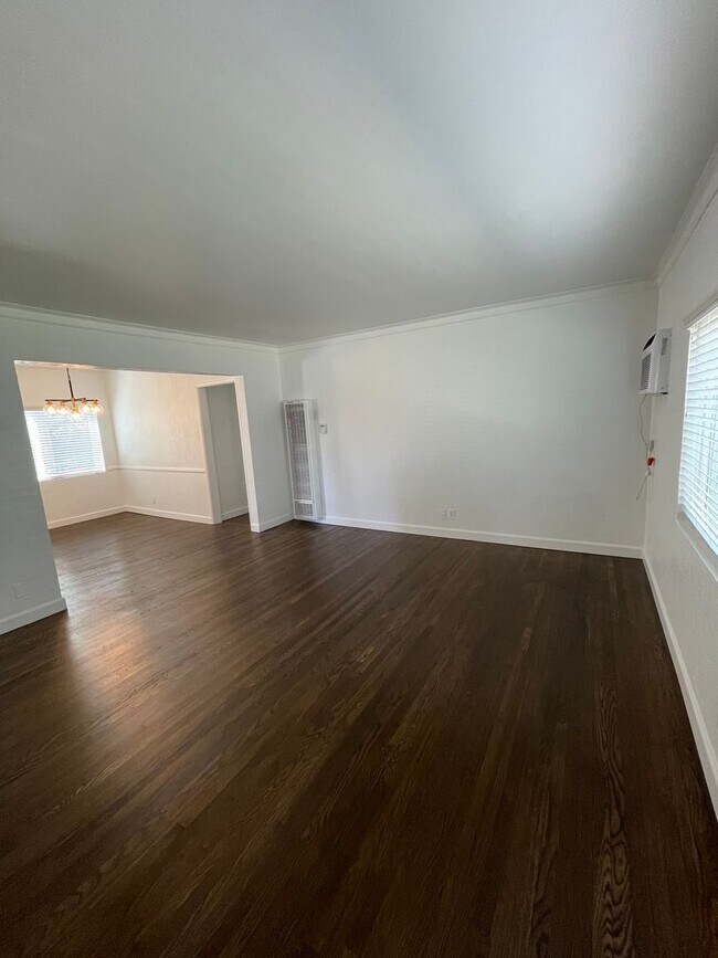 Building Photo - Remodeled 2BR in NoHo – Brand New Kitchen, 2 Parking Spaces, Walk to NoHo West Mall
