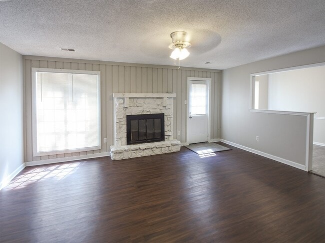 Building Photo - Newly renovated 4 bed, 2 bath home near Germantown with easy access to 385.