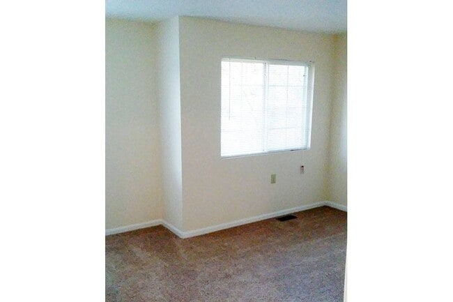 Building Photo - NICHOLASVILLE GREENS TOWNHOMES