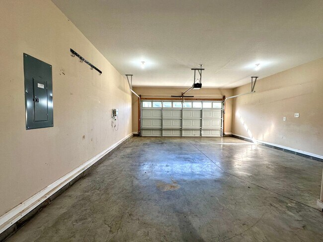 Building Photo - Spacious 3-Bedroom Home with Fenced Yard & Garage!