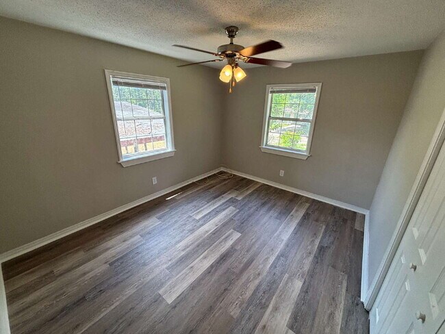 Building Photo - Stylish Renovated 3-Bedroom Gem in Prime Tallahassee – Near Downtown!