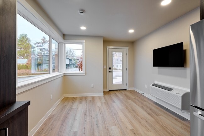 Building Photo - 1940 NW Grant Ave