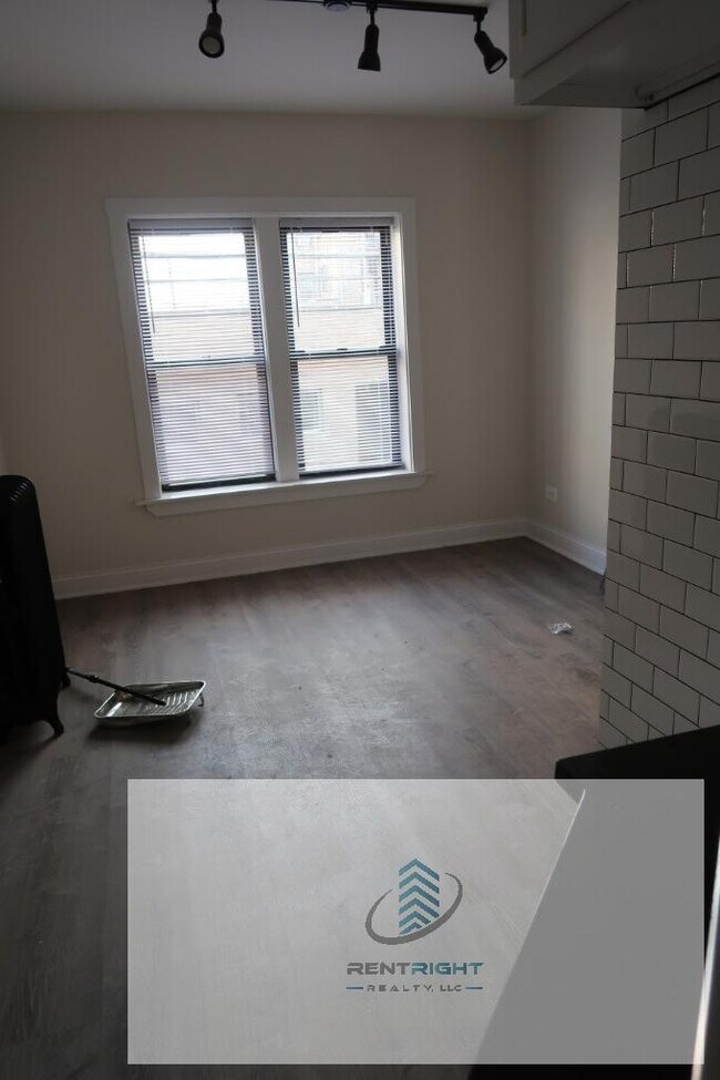 Building Photo - 1 bedroom in CHICAGO IL 60626