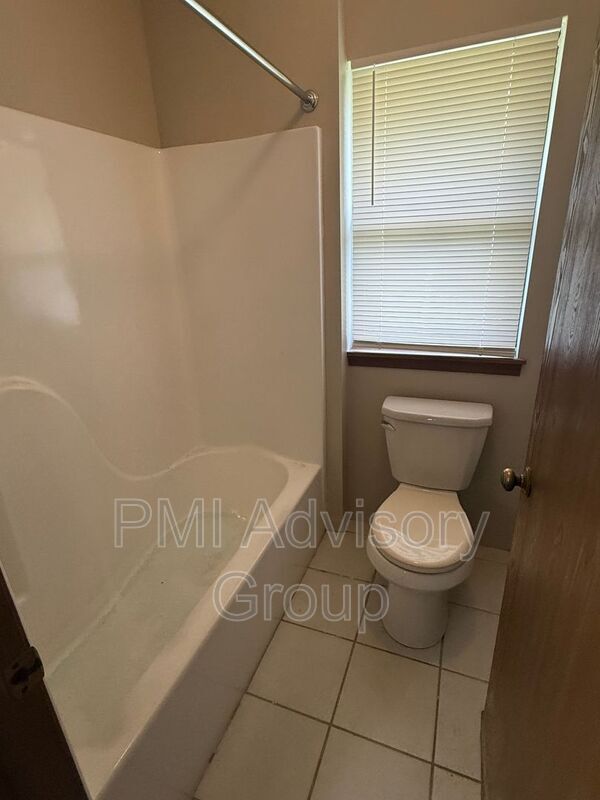 Building Photo - 2816 SW Westport Plaza Dr