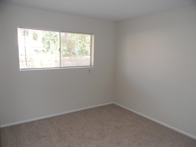 Building Photo - 1404 E Sycamore Ave