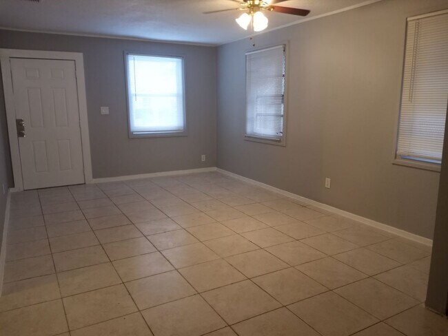 Building Photo - 522 W 3rd St