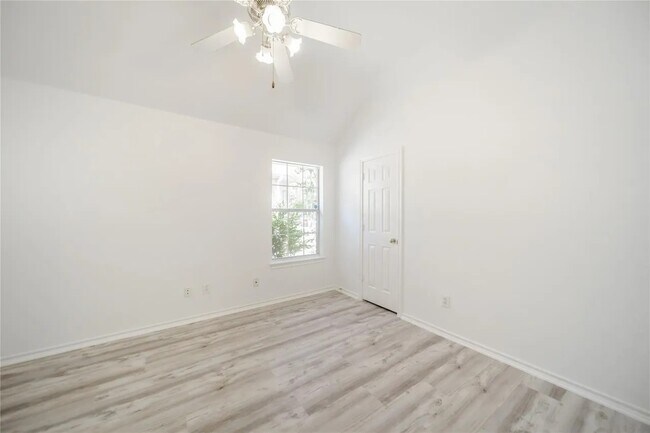 Building Photo - 4824 Holly Berry Dr